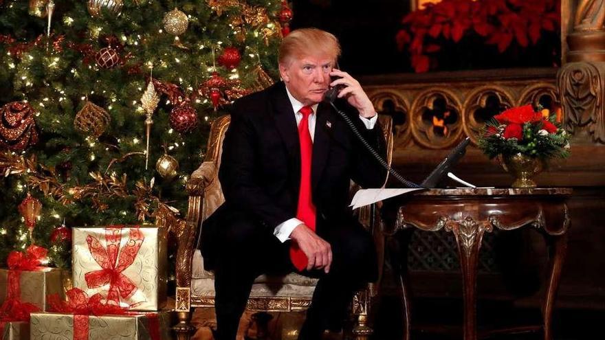 Trump, hablando por teléfono, el pasado domingo, en su residencia de Mar-a-Lago. // Reuters