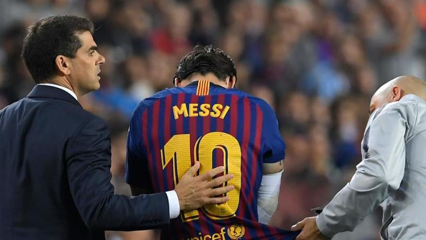 Lionel Messi se retira lesionado.