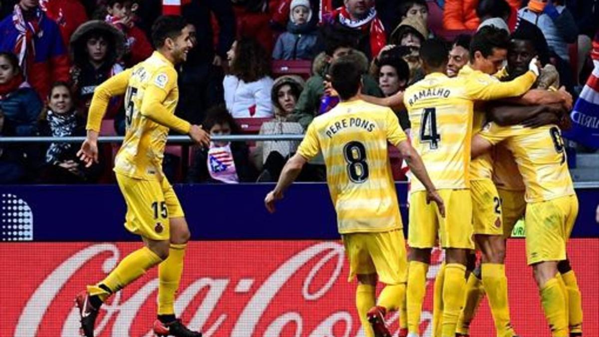 Los jugadores del Girona felicitan a un Portu tapado, el delantero que marcó ayer el gol del empate en el Wanda Metropolitano.
