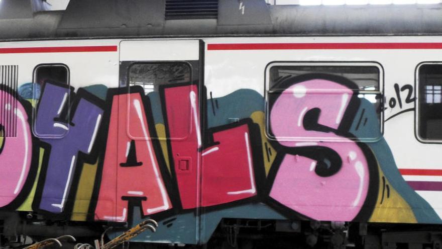 Un vagón con graffitis.