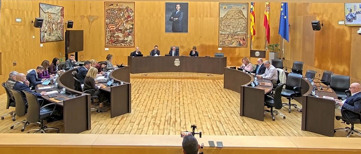 El pleno tras marcharse el PSOE, con solo el PP y Vox