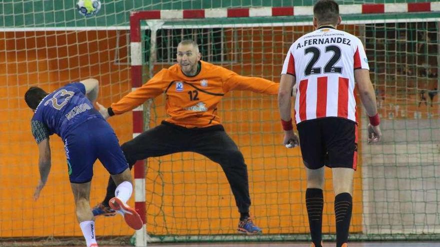 Adrián Menduíña bate desde el punto de siete metros a Bruixola. // Balonmano Puerto Sagunto