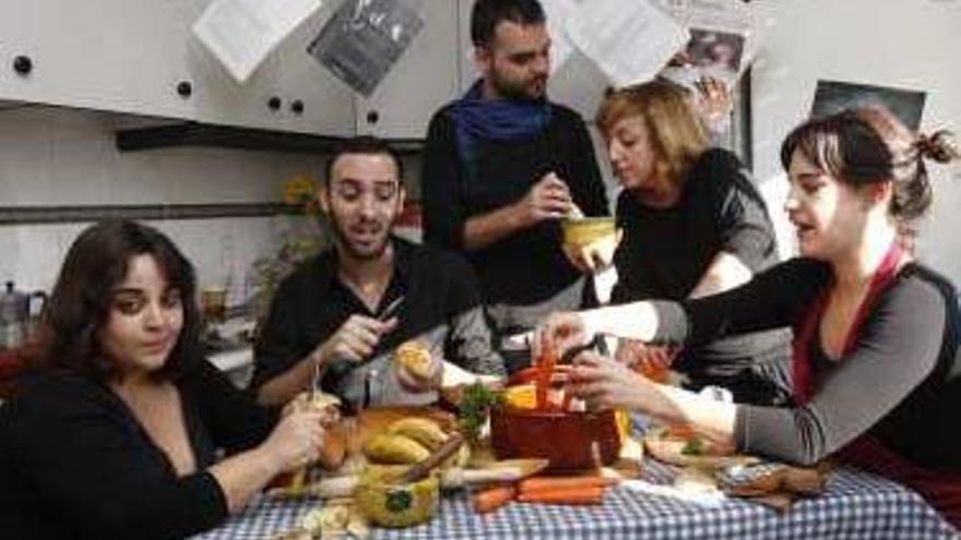 Rosa Romero, Sergio Vega, David Mena, Rosa Carbonell y Mireia Pascual, preparando uno de los &#039;platos&#039; de LaCaldera.