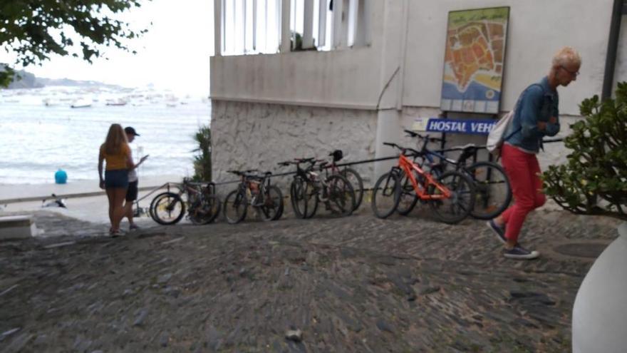 La barana d&#039;un carrer amb desnivell plena de bicis.