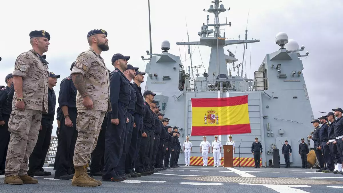 La tripulación del Buque de Acción Marítima 'Rayo' canta el himno de la Armada antes de partir hacia Guinea