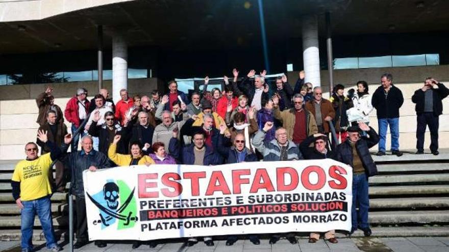 El colectivo de afectados en una protesta frente al Concello de Moaña.  // G.Núñez