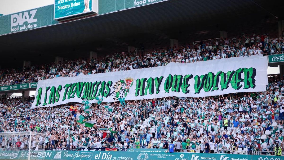 Tifo en fondo sur en la previa a la finalísima por el ascenso, el domingo, entre el Córdoba CF y el Barcelona Atlétic.