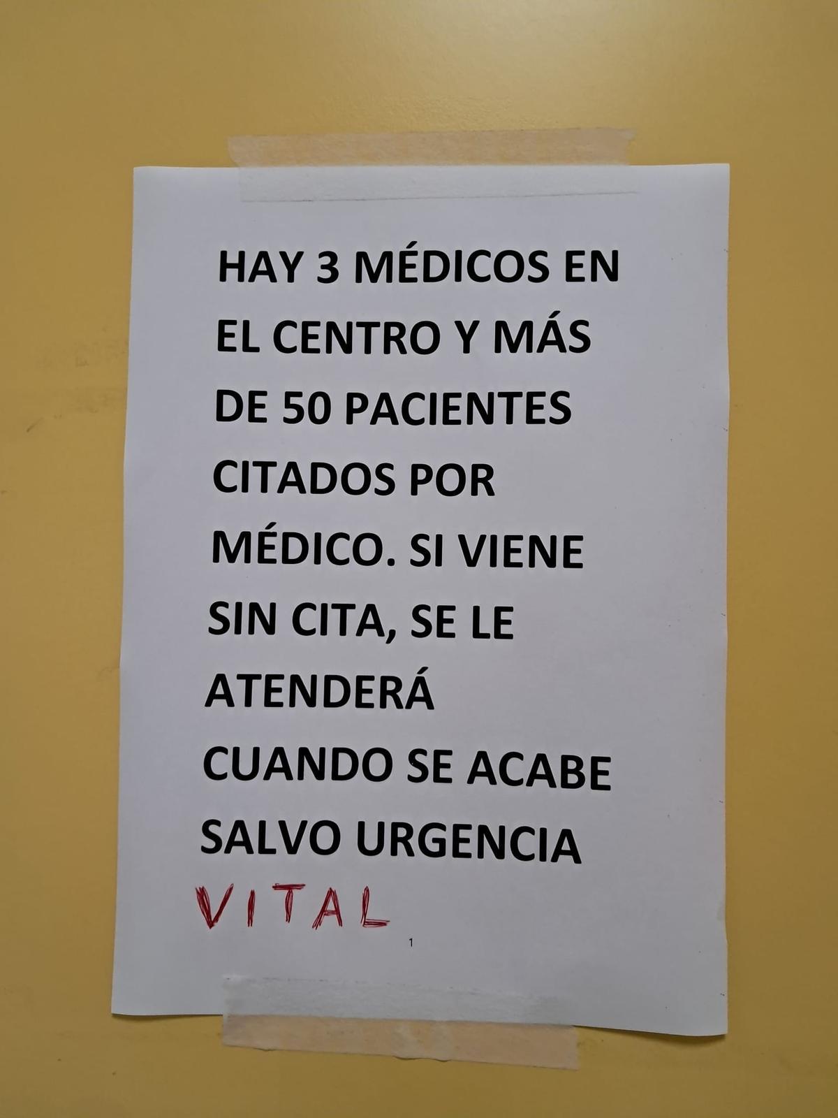 Cartel en el centro de salud de Lugones alertando de la falta de médicos.