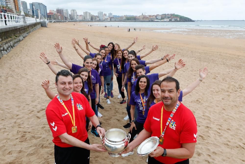 Jugadoras del Mavi balonmano celebran la Copa de la Reina en Gijón