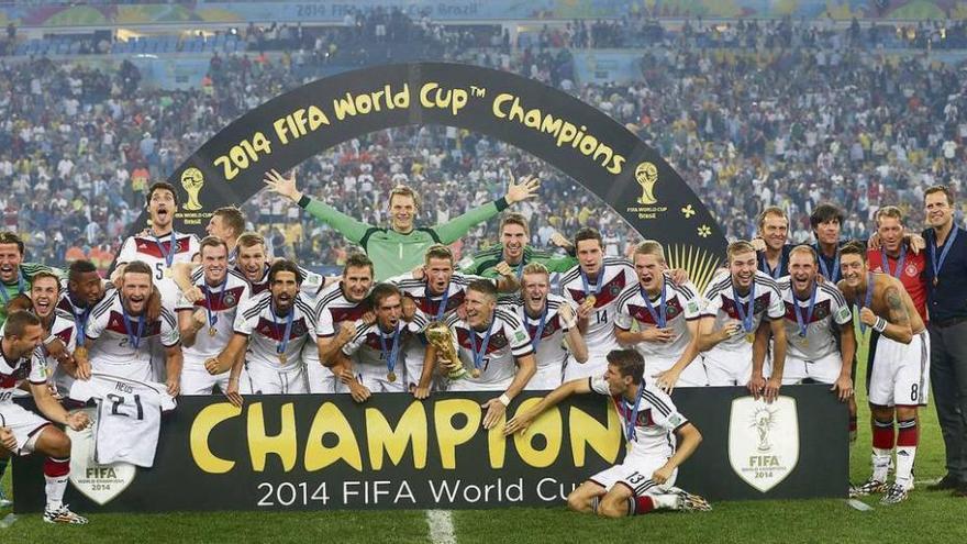 La selección alemana posa en el estadio de Maracaná tras conquistar el título mundial hace unos meses. // Reuters