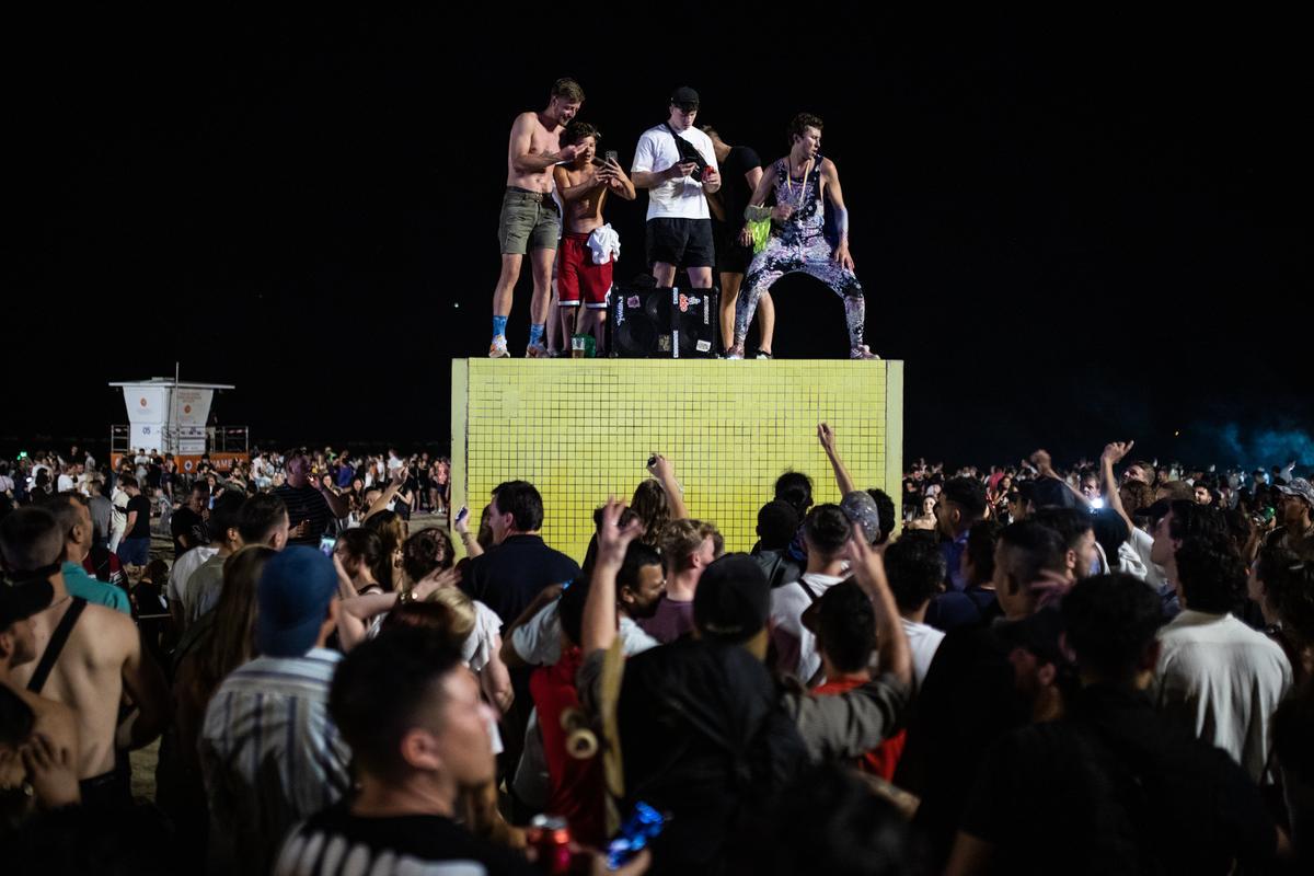 La verbena regresa a la playa en Barcelona