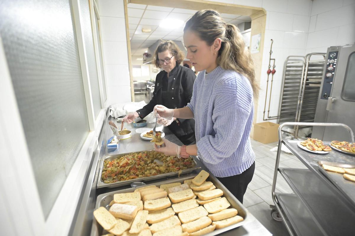 Preparación del almuerzo en el acto de ASAJA Elche de presentación de la campaña de hortalizas