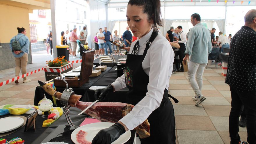 Carcaboso cambia su olor a dulce por el aroma a jamón por una buena causa