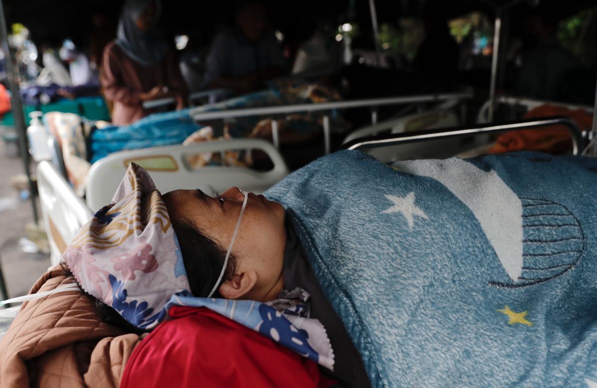 Cianjur (Indonesia), 21/11/2022.- A victim of the earthquake that hit Cianjur lays down outside a hospital in Indonesia, 21 November 2022. An earthquake with a 5.6 magnitude that hit the southwest of Cianjur District, West Java Province killed at least 20 people and hundreds were injured. (Terremoto/sismo) EFE/EPA/ADI WEDA