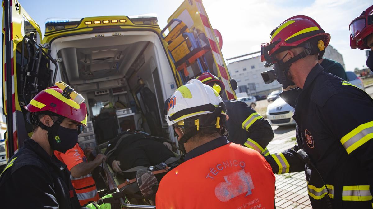 Imagen de archivo de un equipo de bomberos en un rescate