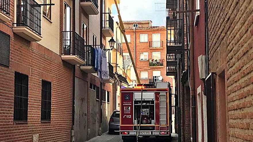 Los bomberos evitan daños mayores en un edificio incendiado en la calle Corredera
