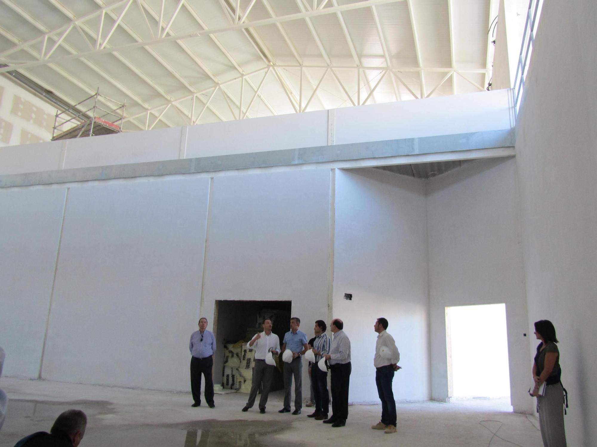 Visita de Eduardo Dolón a las obras del pabellón durante su primer mandato a mediados de 2011, junto al entonces concejal de Deportes Daniel Plaza