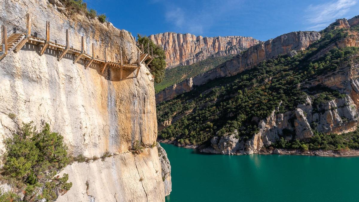 Senderismo entre pasarelas colgadas sobre un paisaje casi intacto