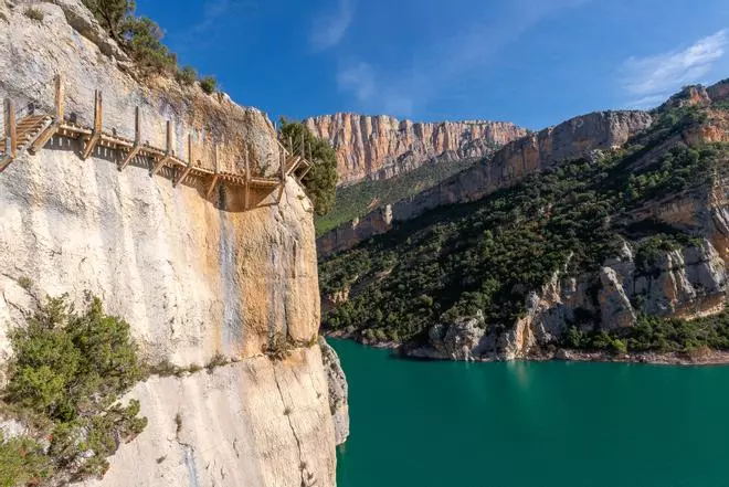 Senderismo entre pasarelas colgadas sobre un paisaje casi intacto