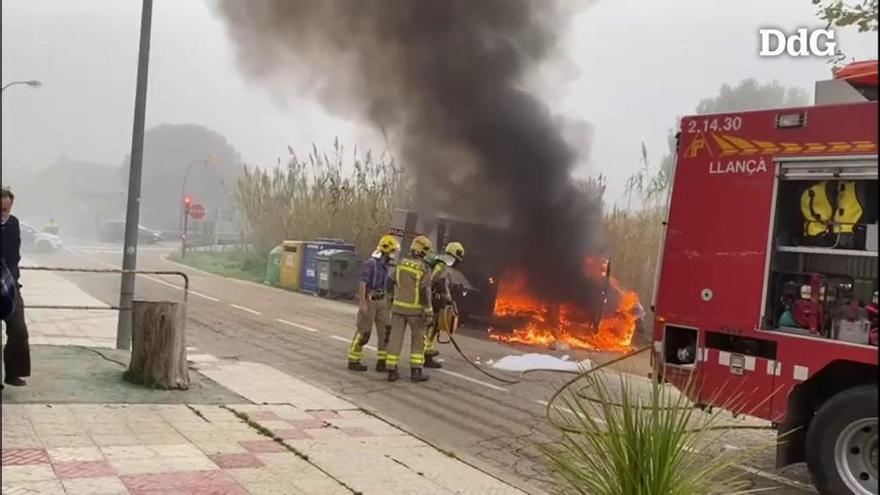 Vídeo| Incendi d'una furgoneta a Llançà