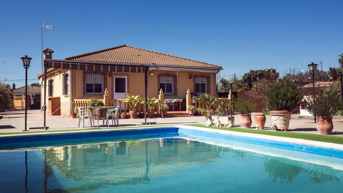 Casa con piscina en la barriada de El Higuerón.