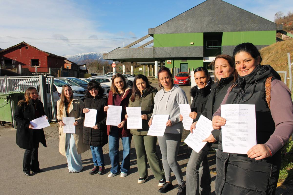 Madres del Vega de Guceo, con los escritos que presentarán ante Consejería.