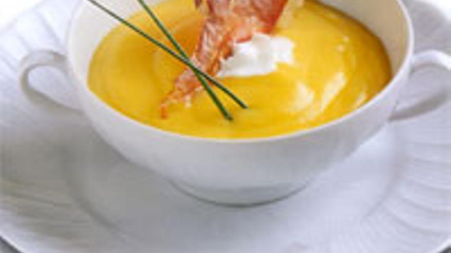 Crema fría de melocotón de Calanda con crujiente de Jamón de Teruel D. O. y espuma de Chantilly