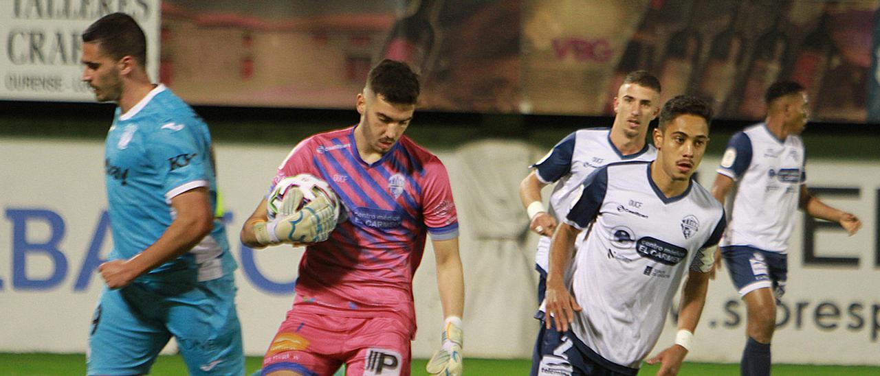 Juanvi, el martes con la pelota que también buscaba el delantero del Leganés Sabin Merino.