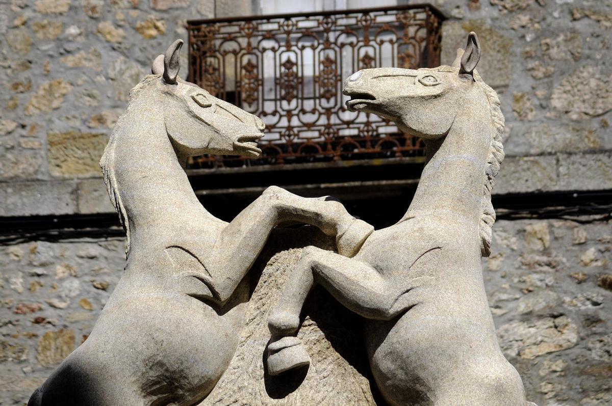 ESTATUA CABALLOS RAPA DAS BESTAS A ESTRADA REPARACION OREJAS Y RABO ARTISTA ESCULTOR MANUEL VILAVERDE