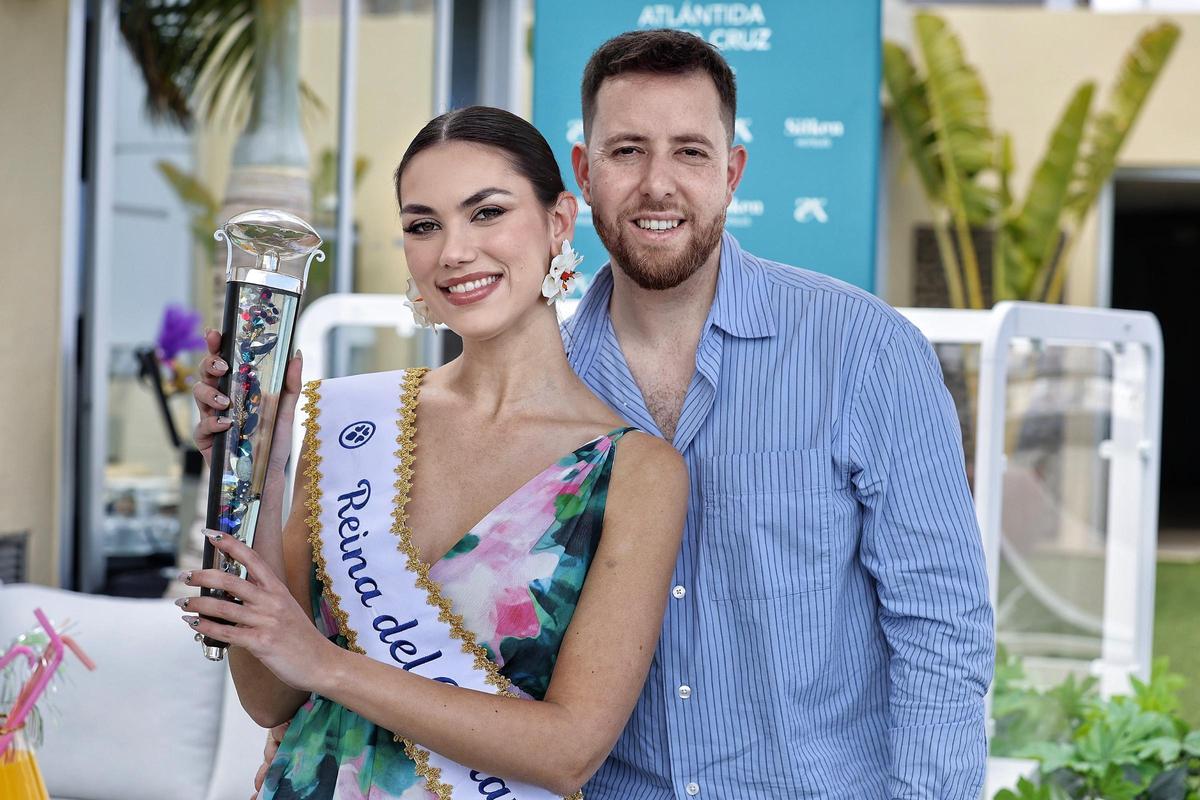Elizabeth Ledesma Laker, Reina del Carnaval, y su diseñador, Alexis Santana