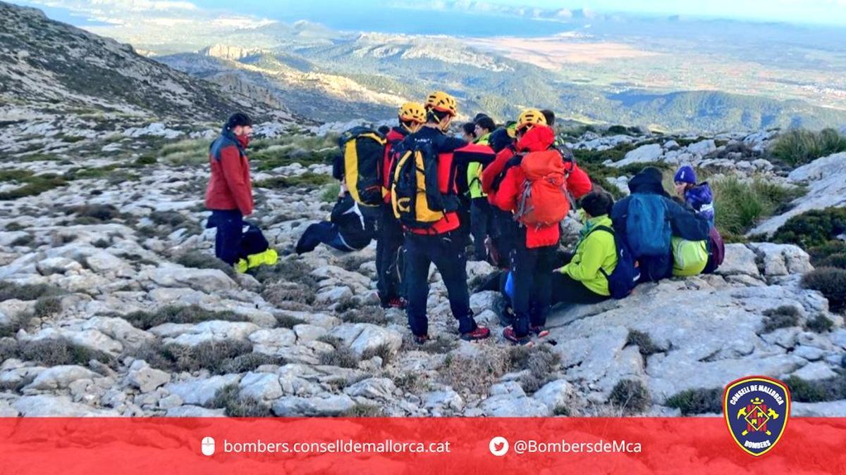 Los bomberos rescatan a un grupo de 30 adolescentes enriscados en Escorca
