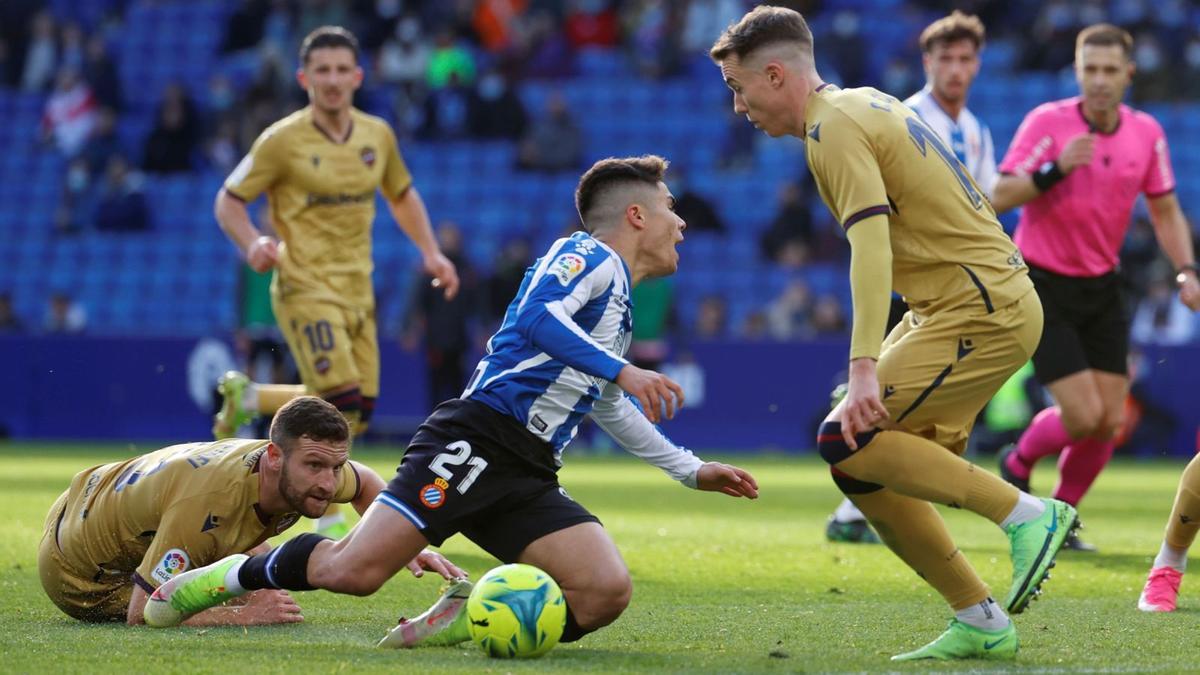 Mustafi y Clerc, ante 
Melamed, durante el 
partido de ayer.  efe/toni albir