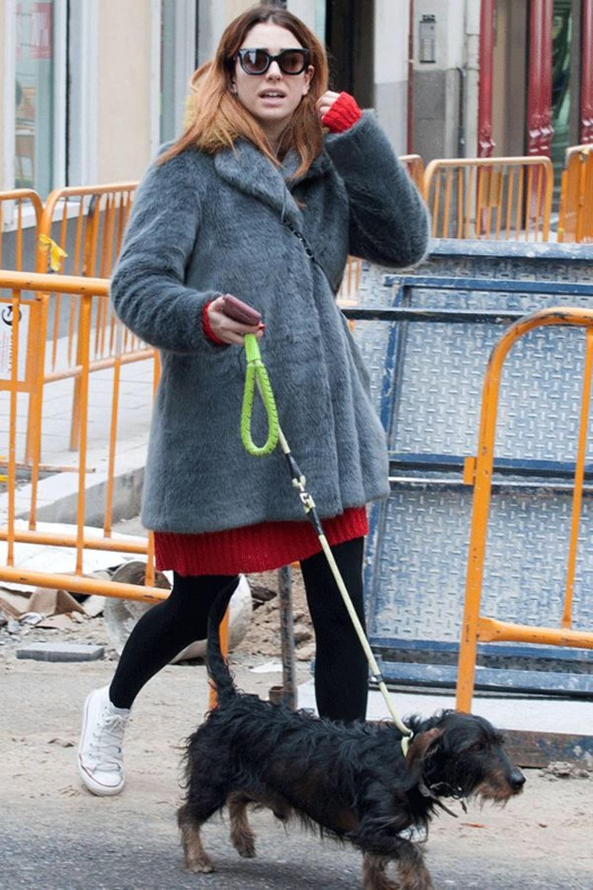 Blanca Suárez paseando a su perro