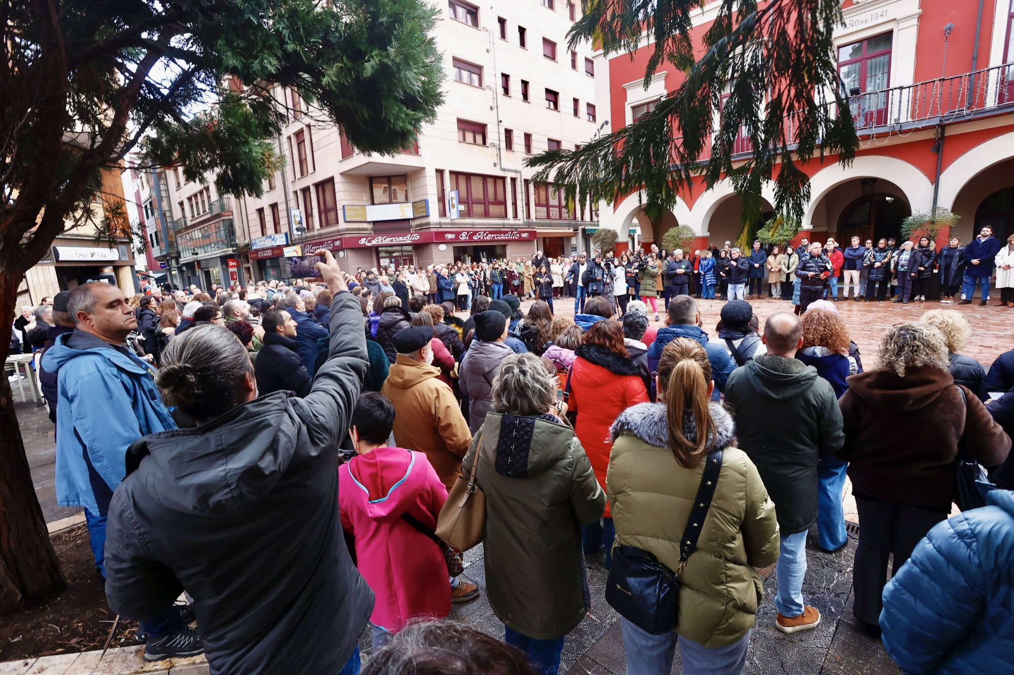 Multitudinaria manifestación en Langreo de repulsa por la muerte de Karilenia