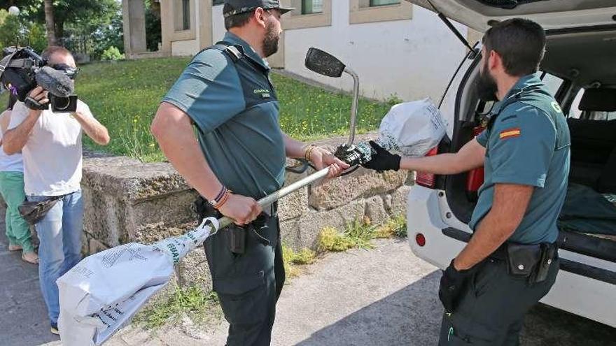 Agentes de la Guardia Civil trasladan la desbrozaroda al juzgado.