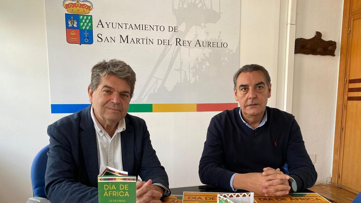 José Ramón Martín Ardines, alcalde de San Martín del Rey Aurelio, a la izquierda, y Julio Caricol, del Movimiento por la Paz, durante la presentación de las actividades
