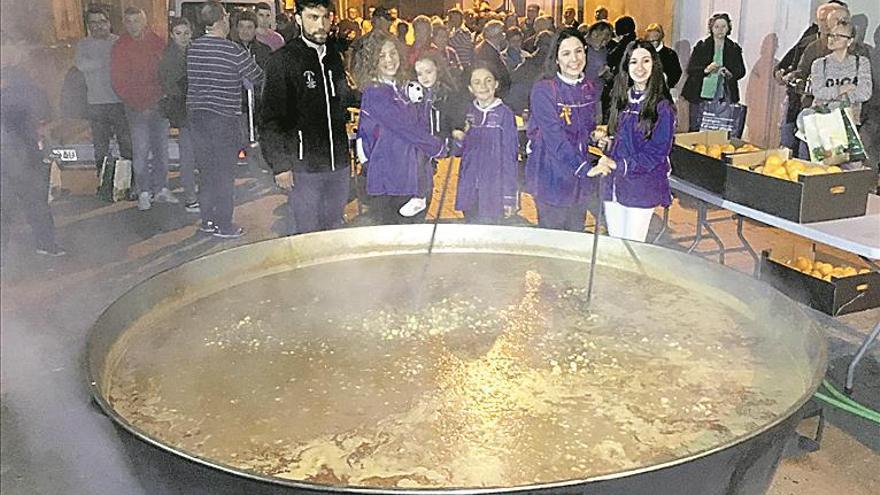 La comisión de Sant Vicent sirve casi 2.000 raciones de ‘caldereta de bou’ en la placeta