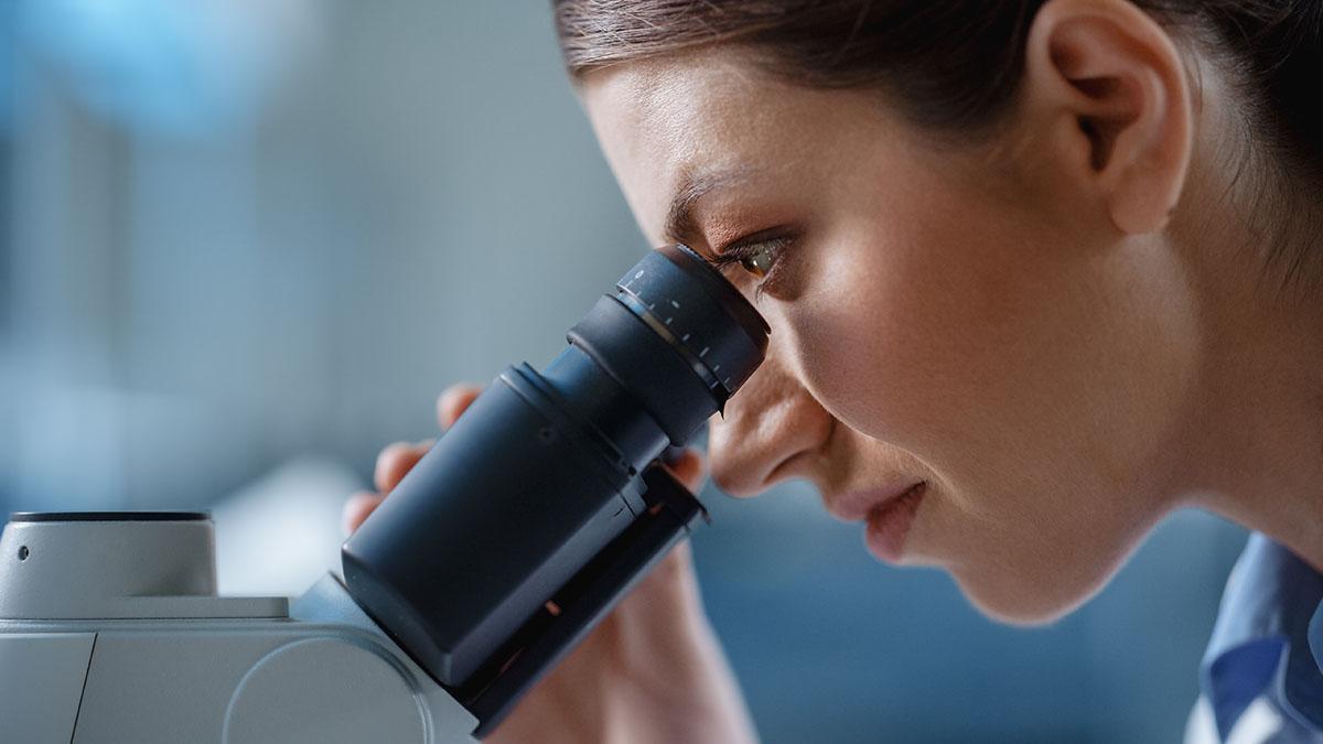 Día de la Mujer y la Niña en la Ciencia, microscopio, científica bióloga