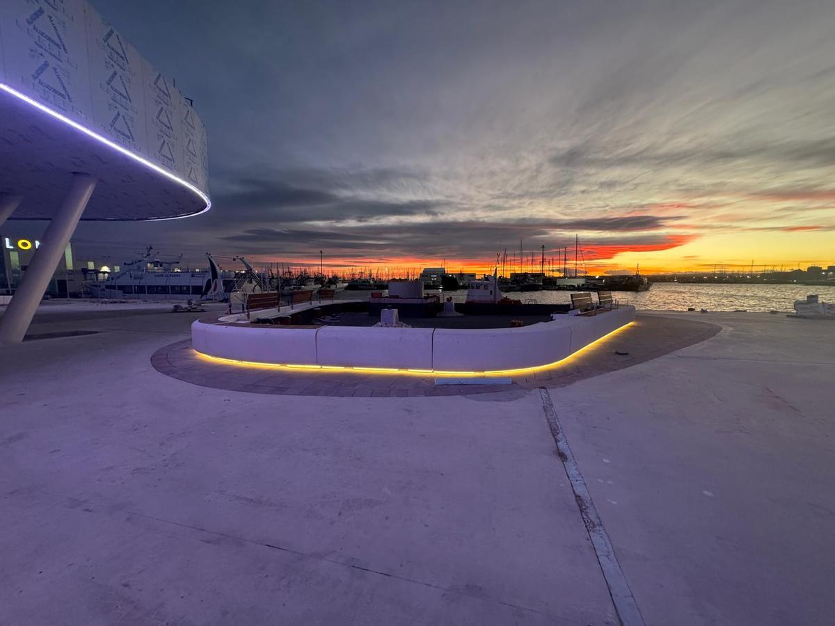 Pruebas de la iluminación led del centro de ocio del puerto de Torrevieja