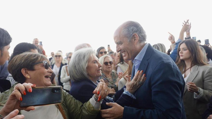 Francisco Camps, rodeado de simpatizantes, en el acto del sábado. / JM López