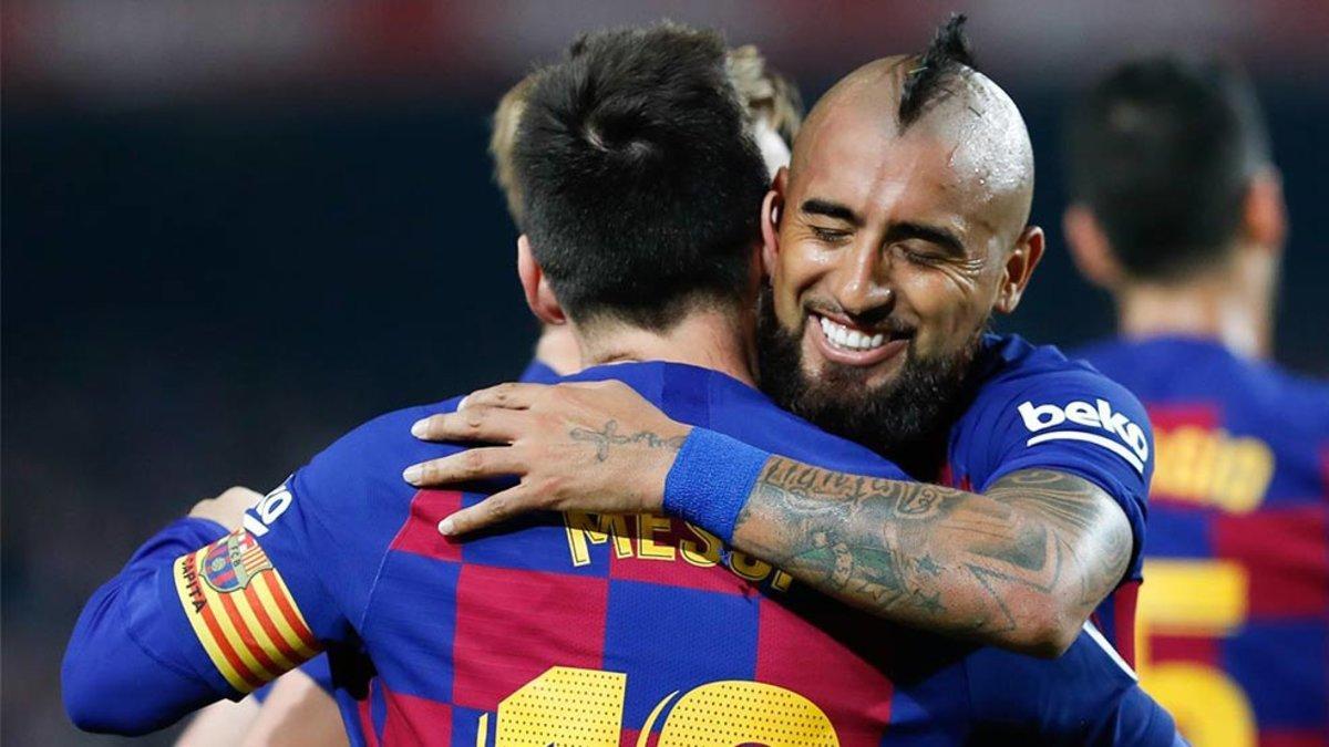 Arturo Vidal celebra su último gol a pase de Messi