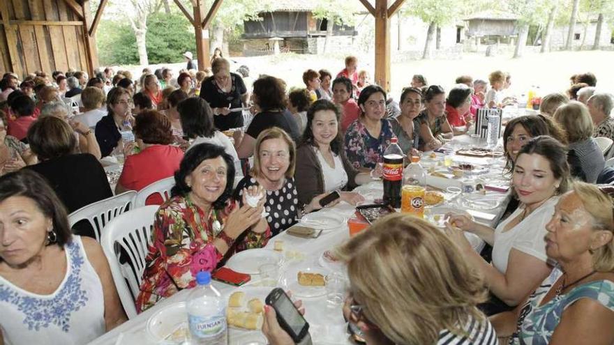 Un grupo de mujeres, durante el almuerzo.