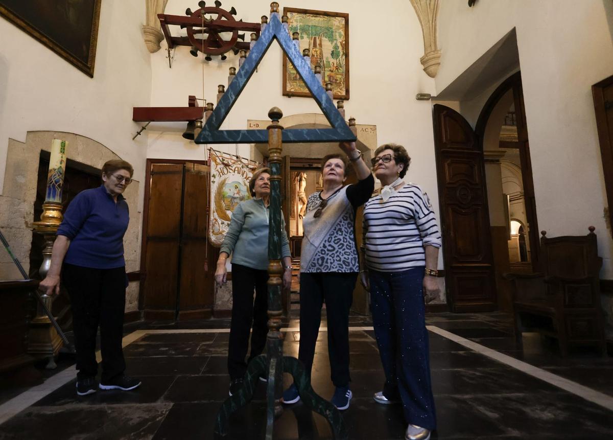 Feligresas de la basílica observan el tenebrario, elemento principal del recuperado Oficio de Tinieblas.