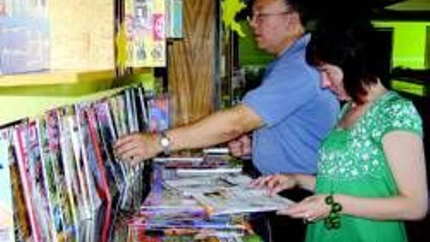 El ´Biblioverano´ ofrece un millar de libros para leer en la piscina