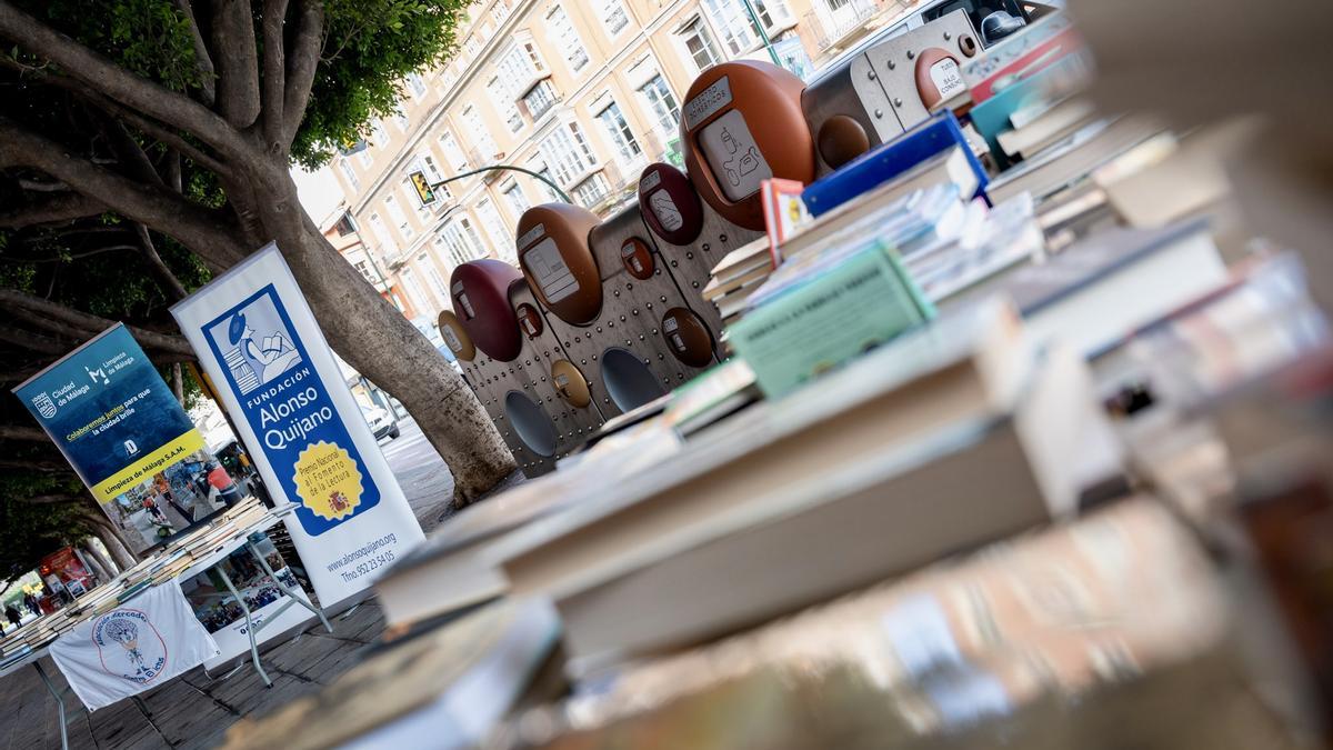 Libros junto a uno de los puntos limpios de Málaga