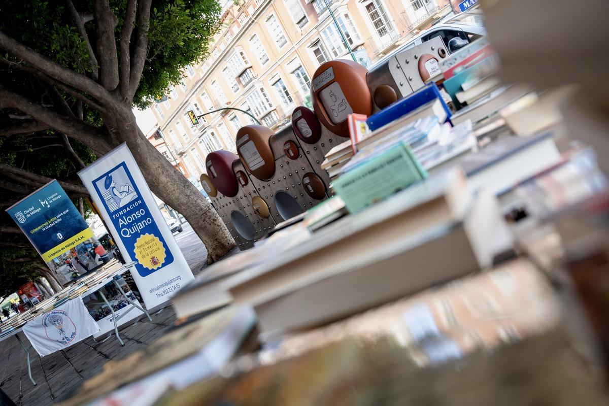 Libros junto a uno de los puntos limpios de Málaga