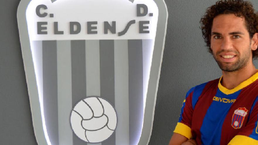 Quim posa con la camiseta del Eldense.