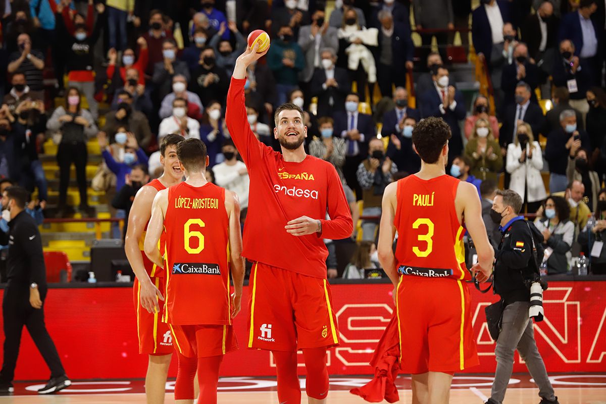 Las imágenes del partido de baloncesto España-Ucrania en Vista Alegre