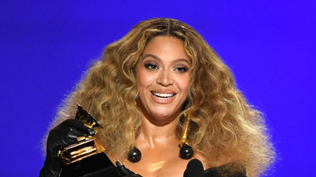 Beyoncé lució un look muy sensual protagonizado por un minivestido negro en los Grammy 2021