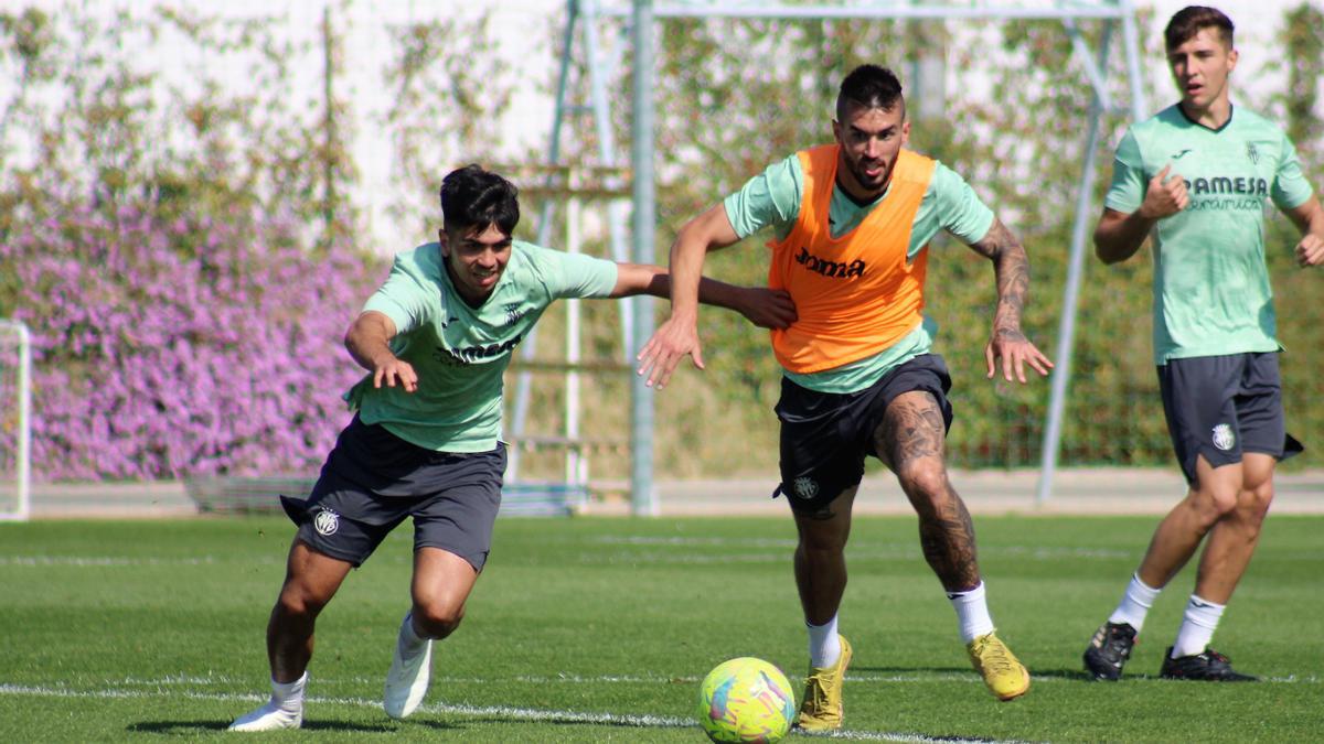 El delantero Álex Millán pelea un balón con el joven Jordi Ortega en un entrenamiento.